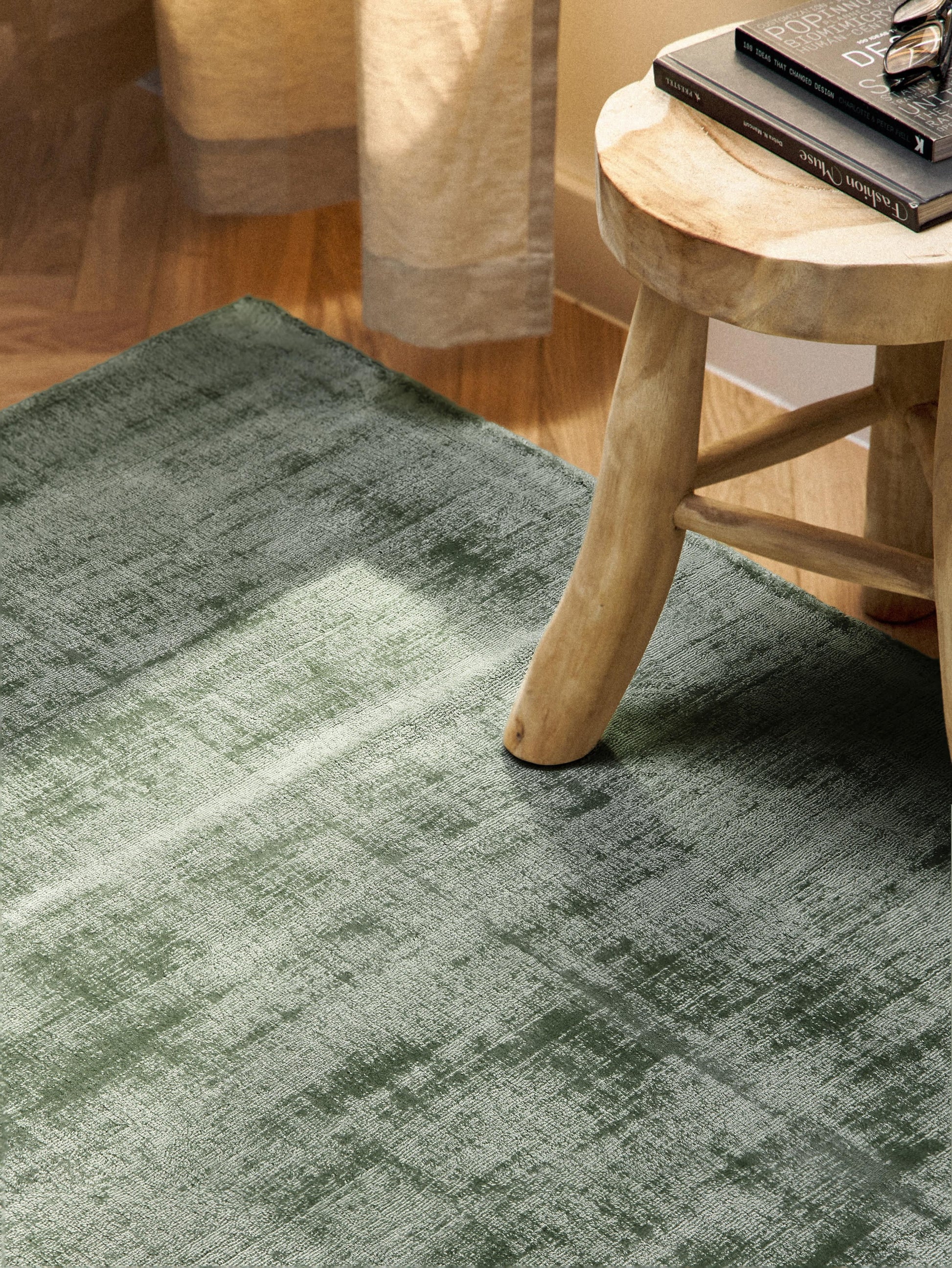 Jane Hand-Woven Rug in Viscose